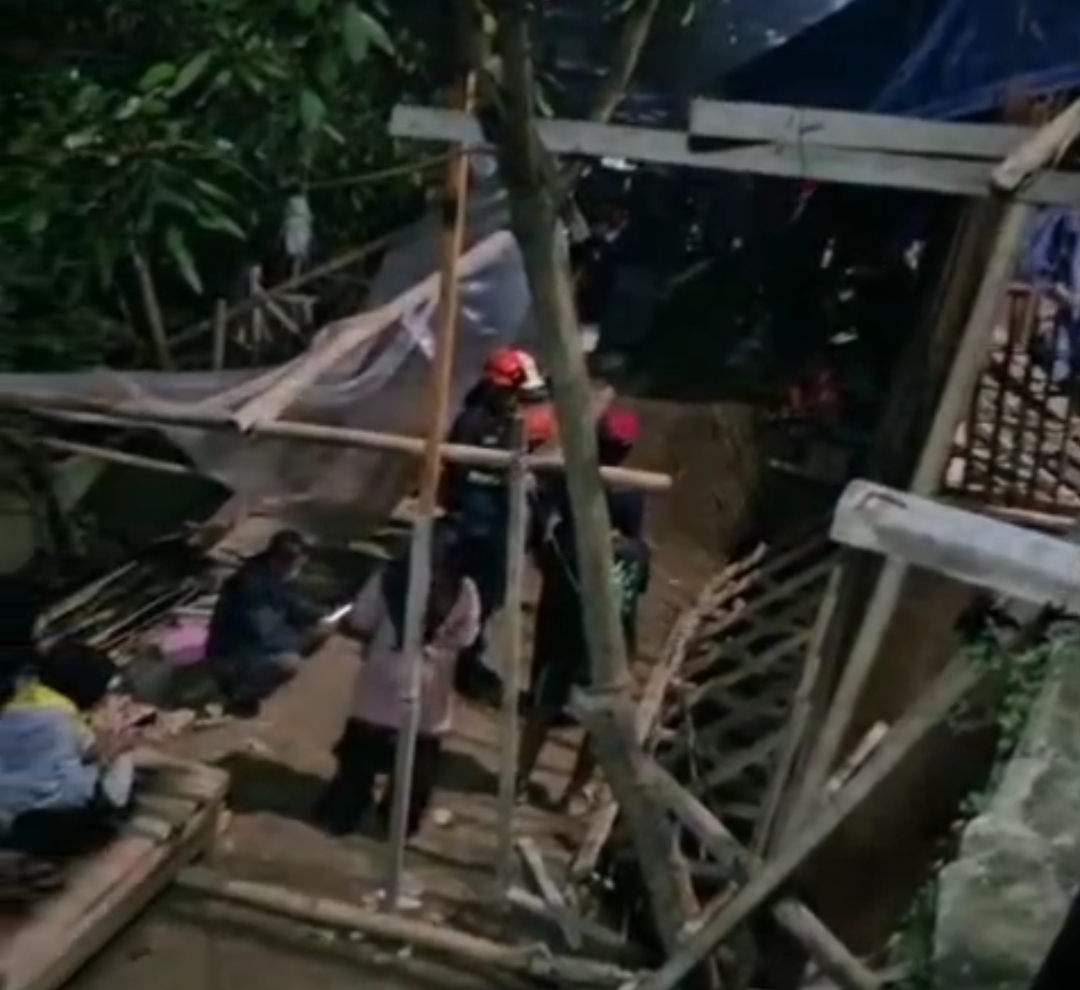 Longsor di Cimahi, 2 Orang Tertimbun, Korban Diperkirakan Lebih Dari Itu