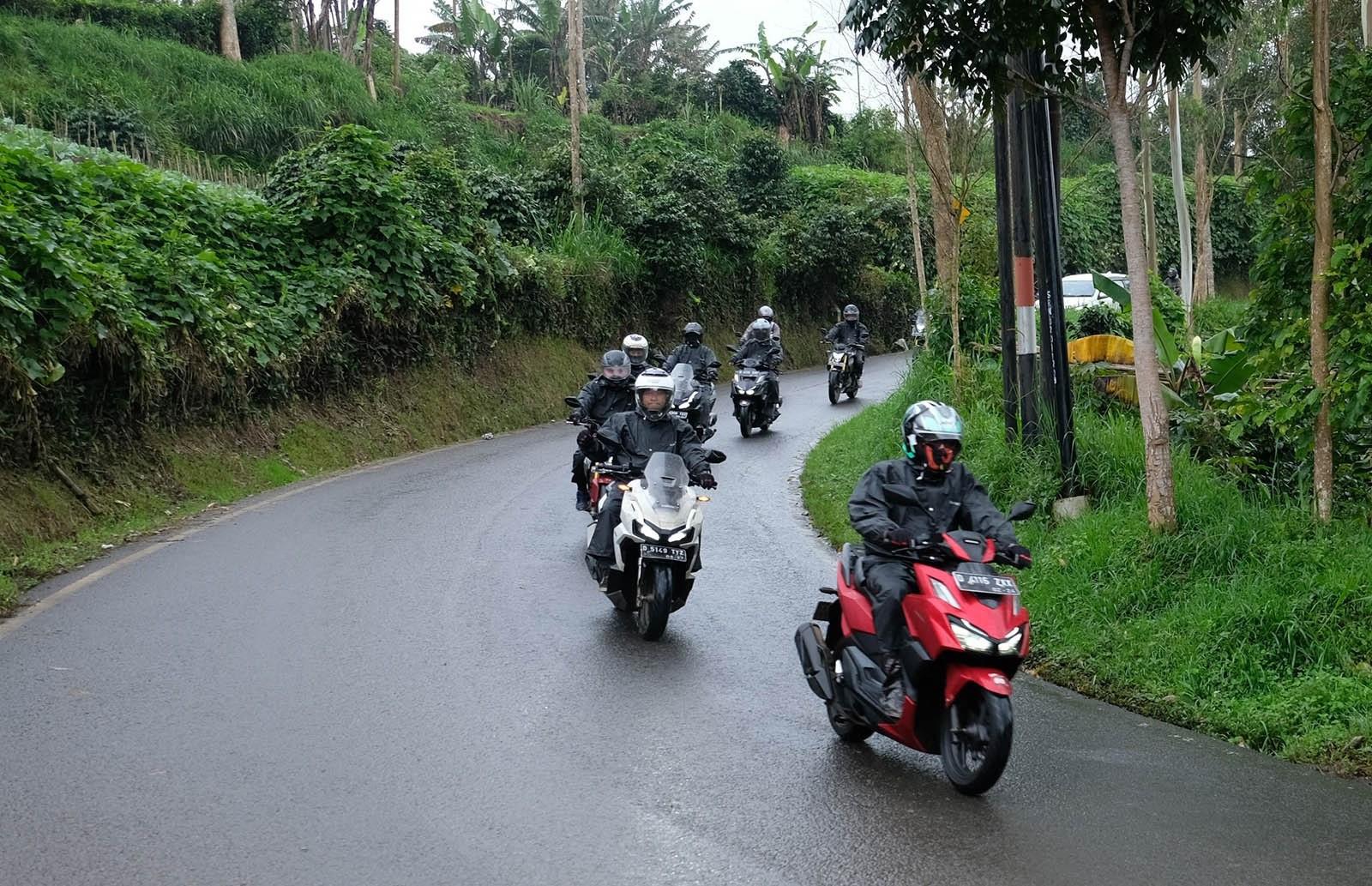 Tips Aman Berkendara dan Merawat Sepeda Motor di Musim Hujan