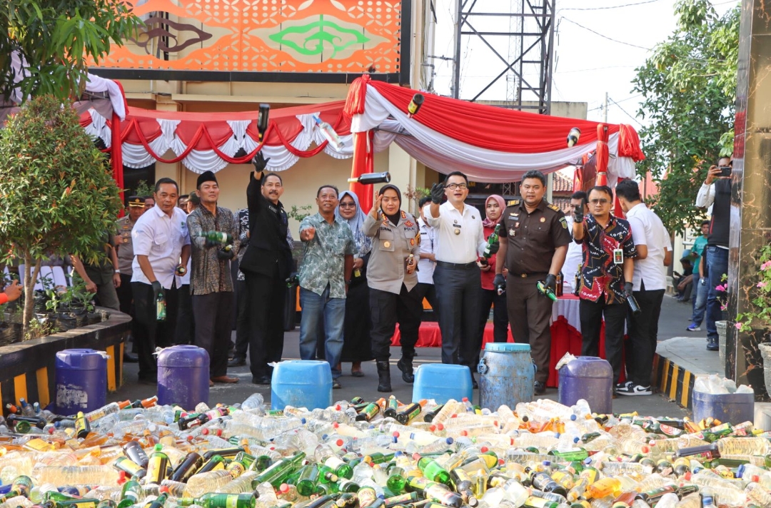 Ribuan Botol Miras Hasil KRYD dan Operasi Pekat Dimusnahkan oleh Polresta Cirebon 