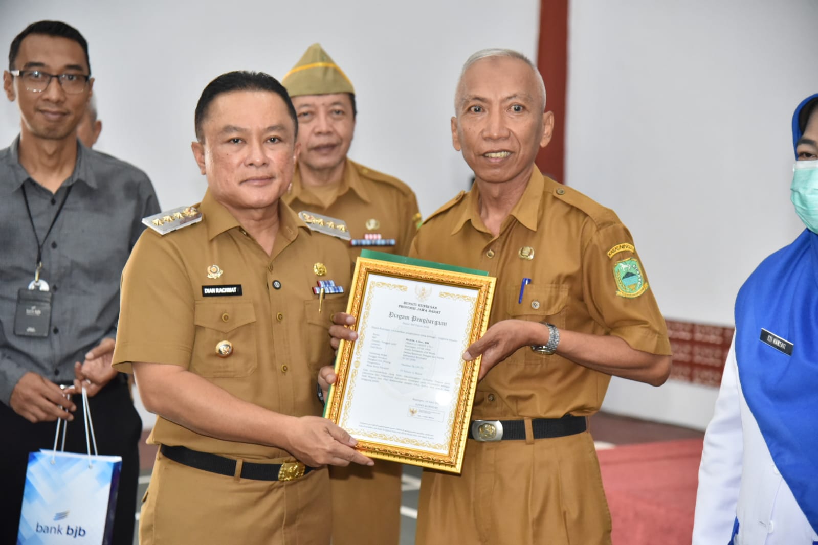 Haru! Pemkab Kuningan Serahkan SK Pensiun untuk 150 ASN, Bupati Dian Sampaikan Pesan Menyentuh