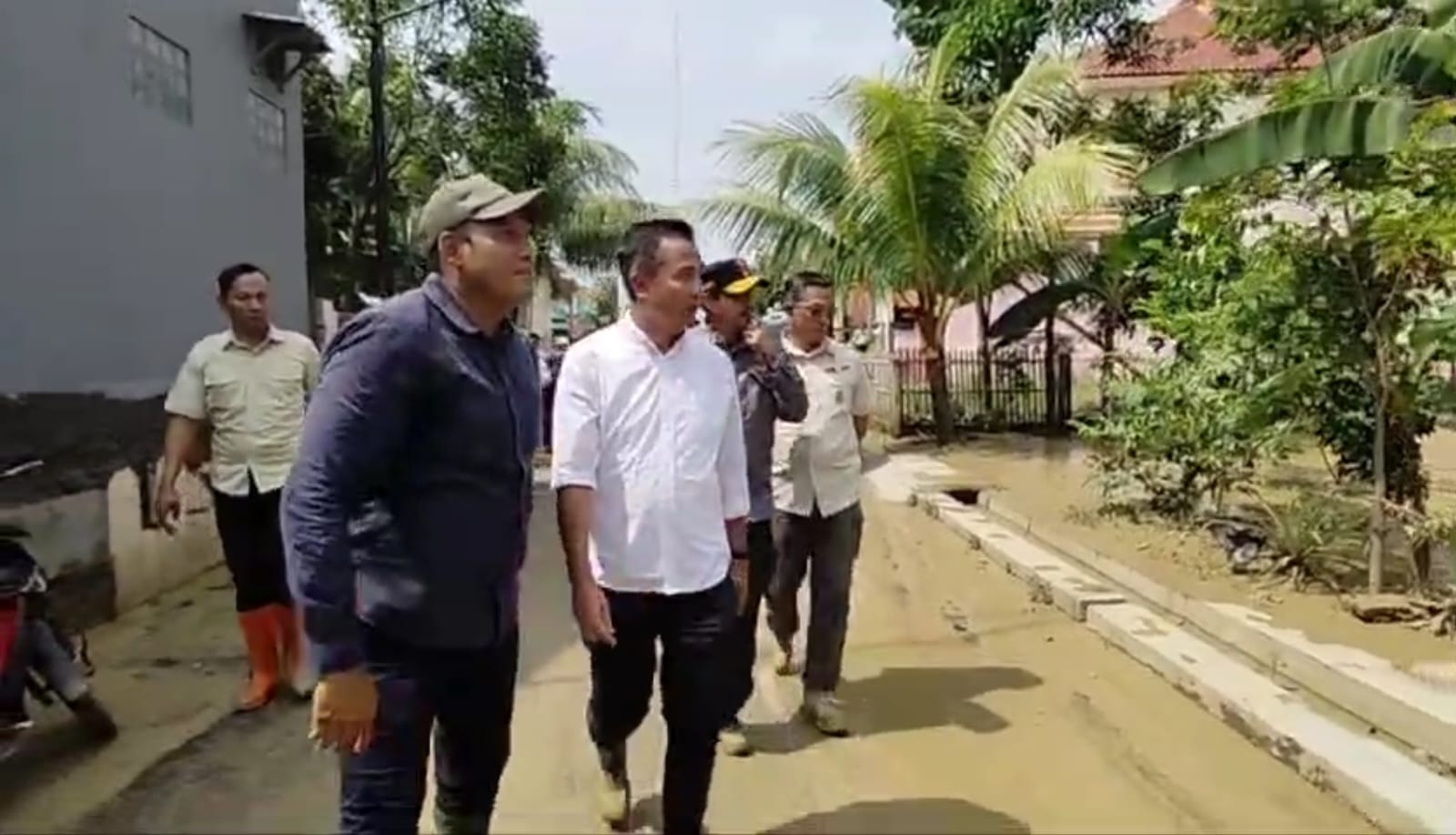 Pj Gubernur Tinjau Banjir Cirebon Timur,  Begini Janjinya ke Warga