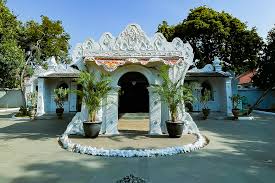 Keraton di Cirebon: Wisata Sejarah dan Budaya di Keraton Kasepuhan dan Kanoman