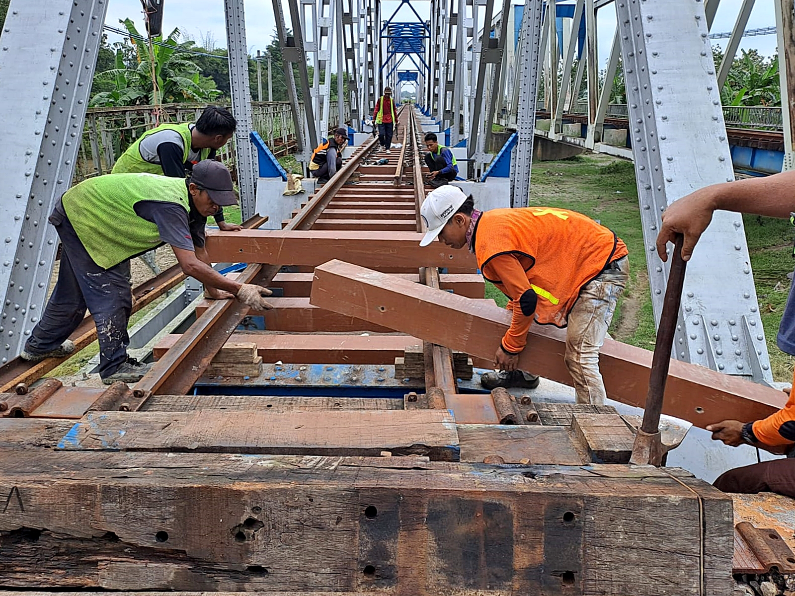 KAI Daop 3 Cirebon Ganti Bantalan Rel Kayu dengan Bahan Sintetis