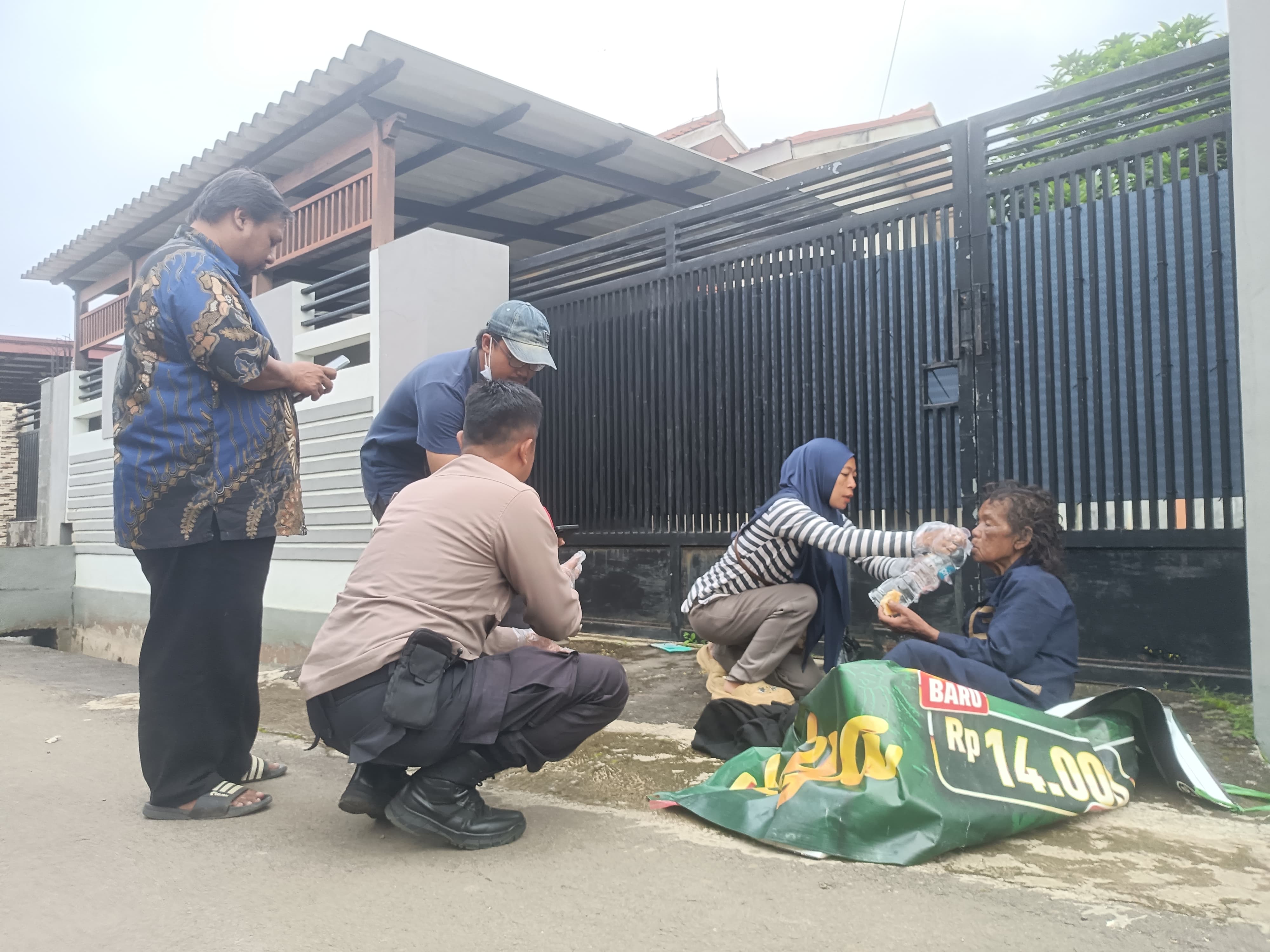 Identitas - Ciri-ciri Gelandangan yang Sakit di Komplek Stadion Bima, Warga Indramayu
