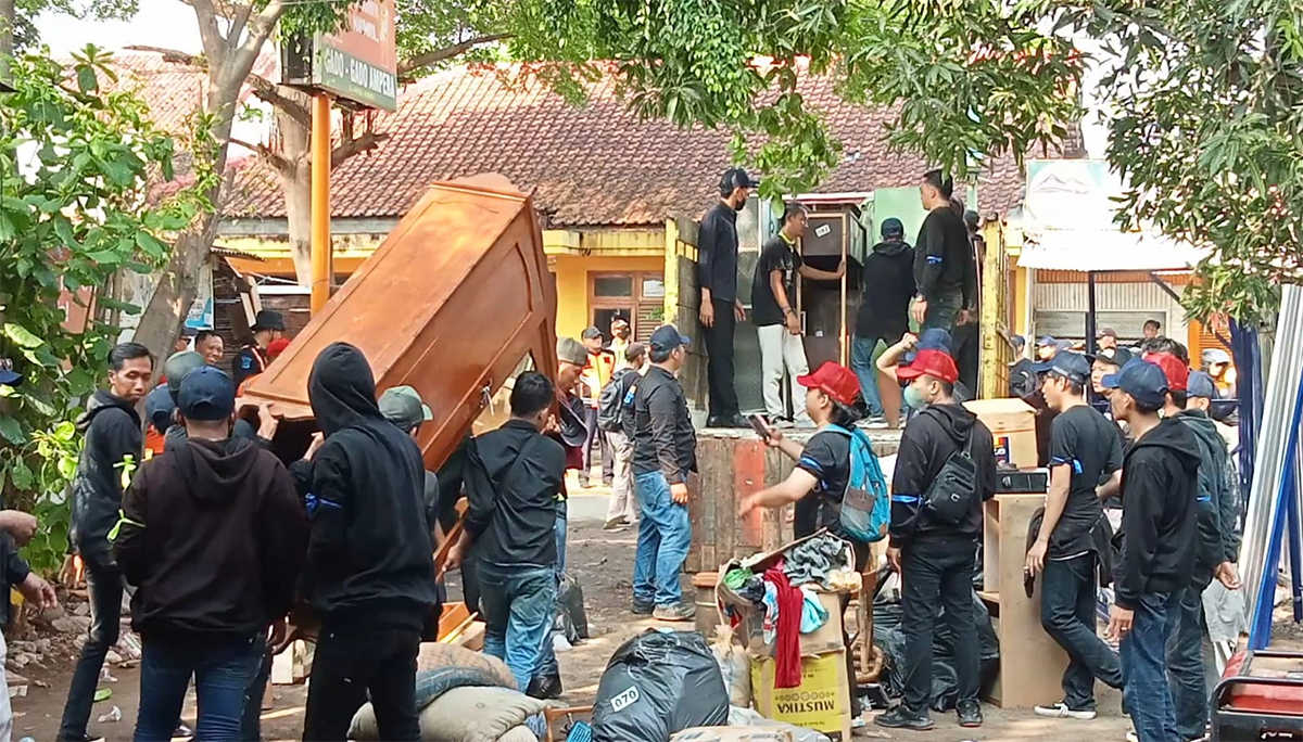 2 Rumah Dinas PT KAI di Jalan Ampera Kota Cirebon Dieksekusi, Langsung Dikosongkan