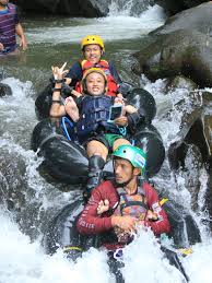 Lupakan Rafting! Inilah Cikadondong River Tubing yang Akan Menguji Adrenalin Anda!