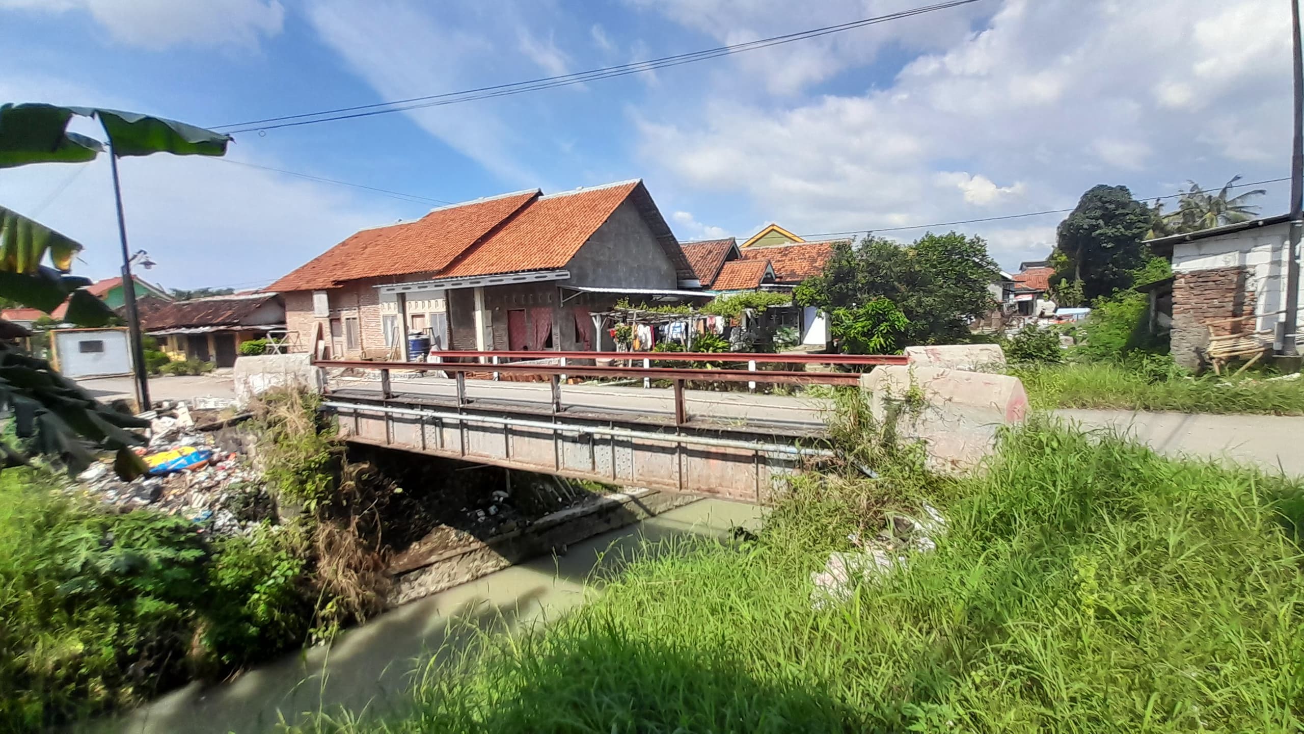 Menelusuri Jalur KA Palimanan-Gunung Giwur, Pelintasan Khusus untuk Angkut Batu Kricak