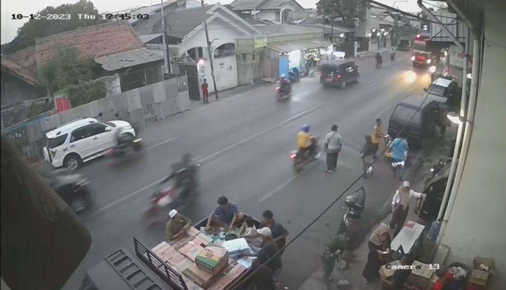 Rekaman CCTV Kecelakaan di Kesunean Cirebon, Ada Motor Lawan Arah