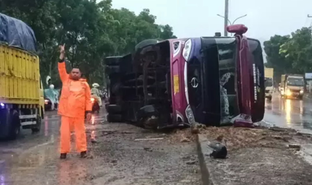 Penampakan Bus Jurusan Bekasi yang Terguling di Daerah Ini, Sopir Hindari Tabrakan