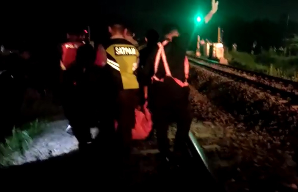 Tiduran di Atas Rel Kereta Api, Warga Wanakaya Cirebon Tewas Tertabrak