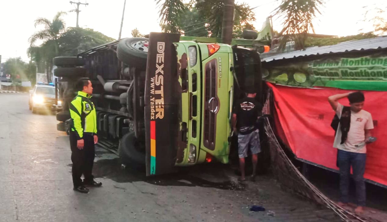 Sopir Mengantuk, Mobil Truk Boks 'Tidur' di Pinggir Jalan Kedawung
