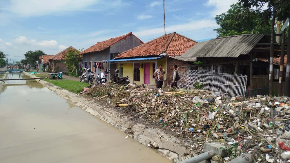 Diserbu Sampah dari Wilayah Hulu, Pemerintah Desa Melakasari Minta Solusi dari Pemkab Cirebon