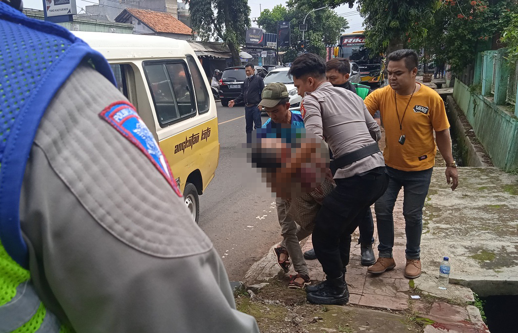 Heroik, Polantas di Kuningan Selamatkan Pejalan Kaki yang Terkapar Berlumur Darah