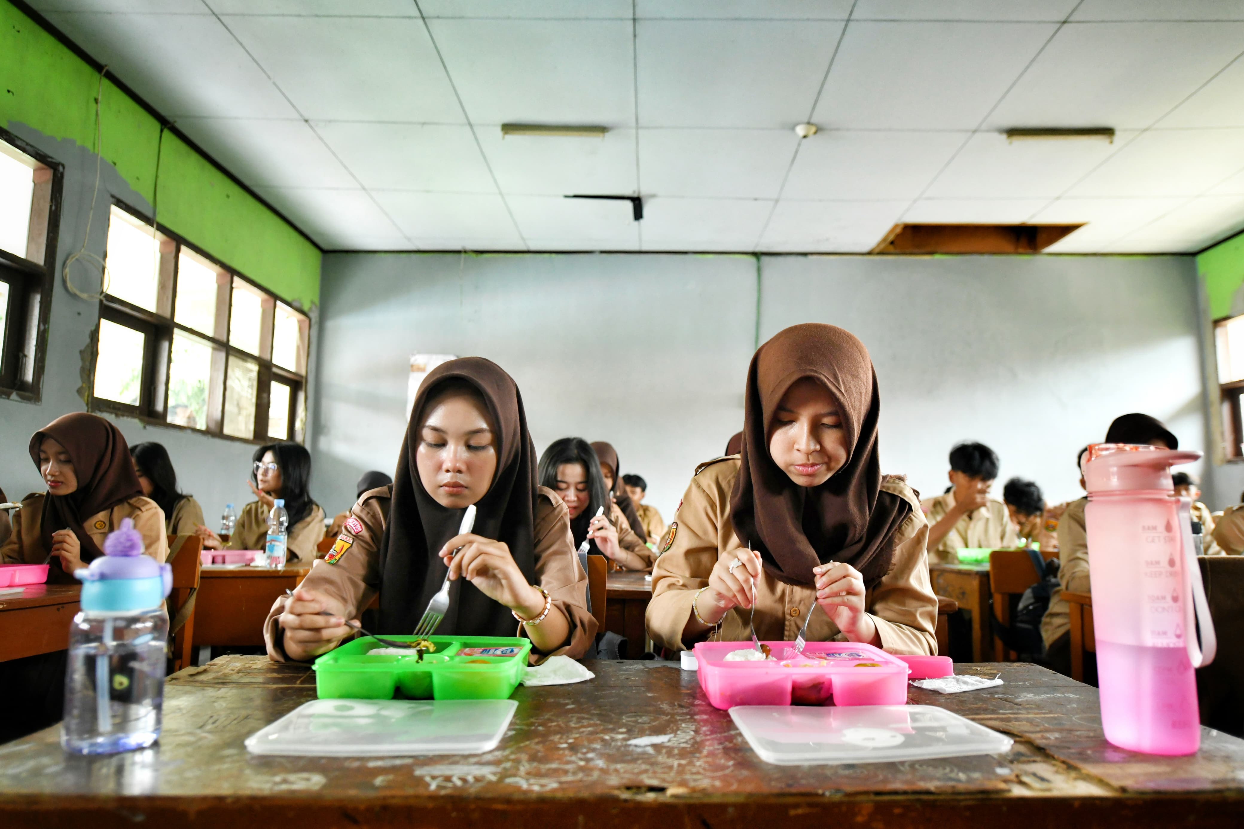 Pantau Makan Bergizi Gratis di Kota Sukabumi, Begini Komentar Pj Gubernur Jabar