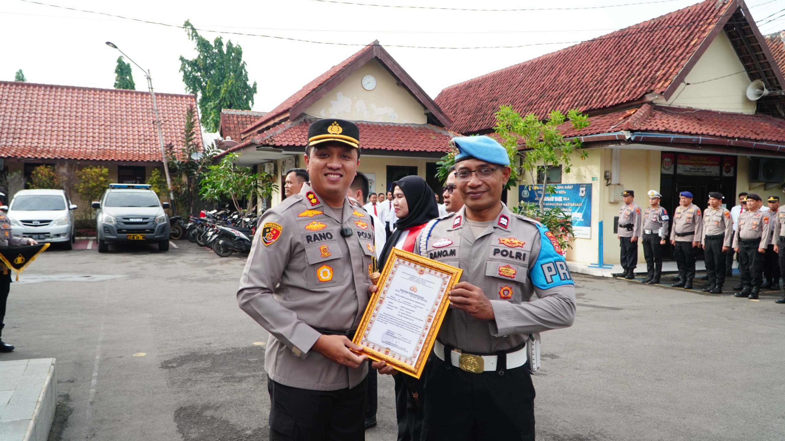 Kapolres Cirebon Kota Berikan Penghargaan kepada Personel Berprestasi 