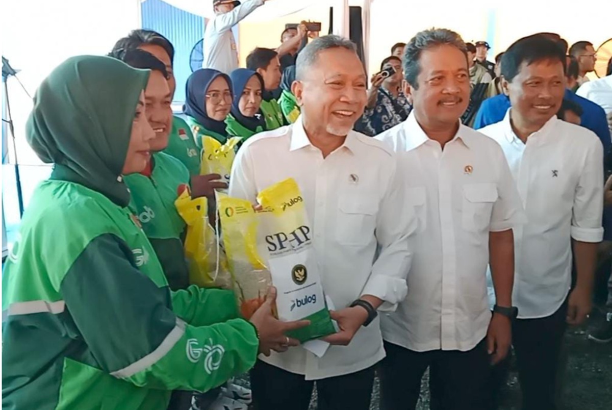 Ojol Cirebon Kaget! Zulhas Bagi-Bagi Beras dan Amplop Jelang Tahun Baru