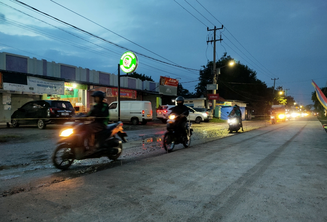 Warga Desa Sigong Lega, Jalan Sindanglaut–Paburan yang Lama Rusak Kini Mulai Dibeton 