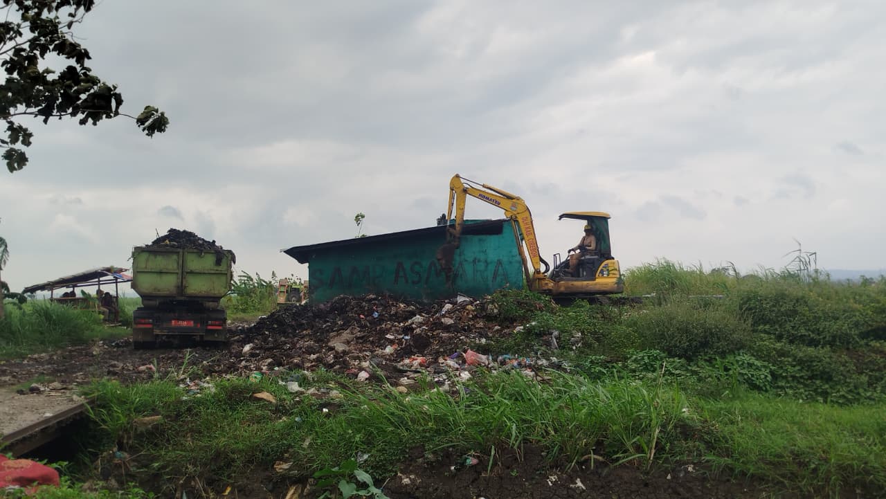 TPS Over Kapasitas, 20 Armada DLH Cirebon Dikerahkan ke Japura Kidul