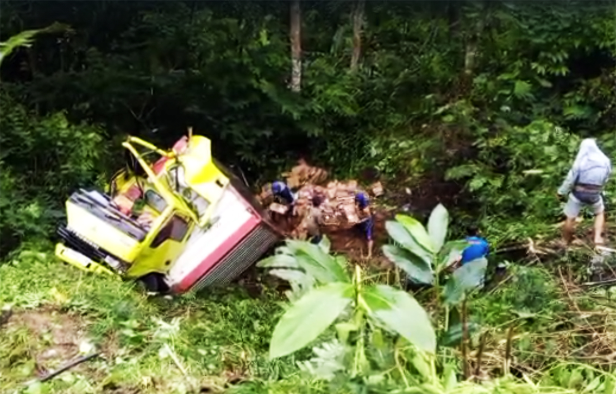 Truk Muatan 5 Ton Susu MBG Terperosok ke Jurang di Kuningan