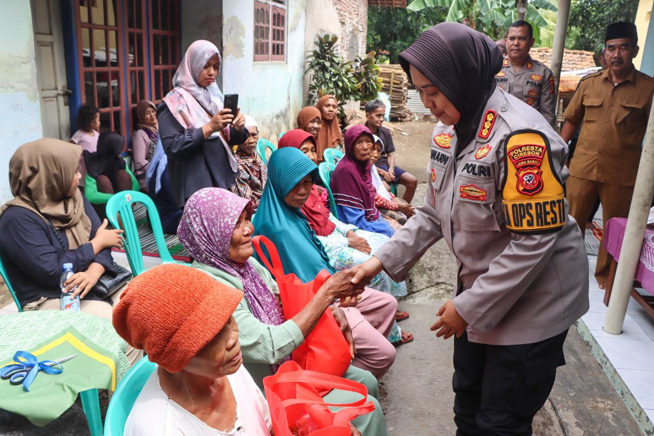 Polri Peduli, Polresta Cirebon Resmikan Bantuan MCK di Desa Getasan