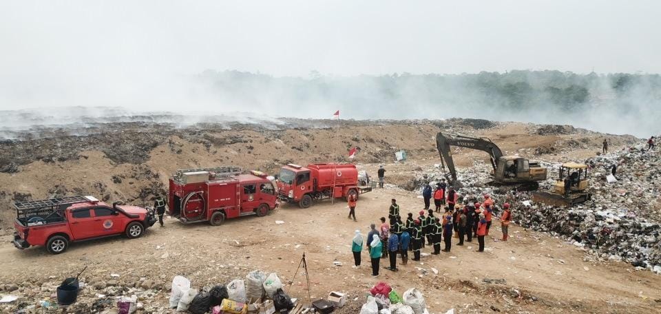 Kisah Petugas TPSA Ciniru Rayakan Kemerdekaan di Tengah Perjuangan Padamkan Api