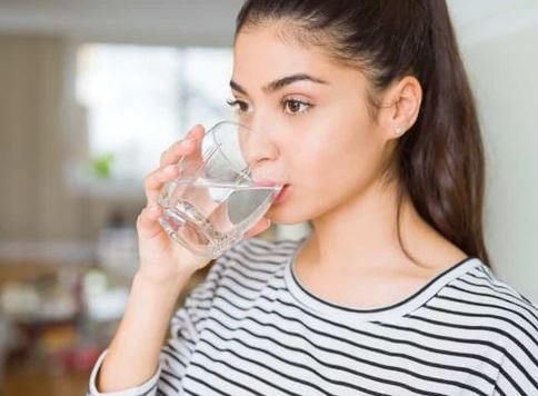 5 Manfaat Langsung Minum Air Putih Saat Bangun Tidur