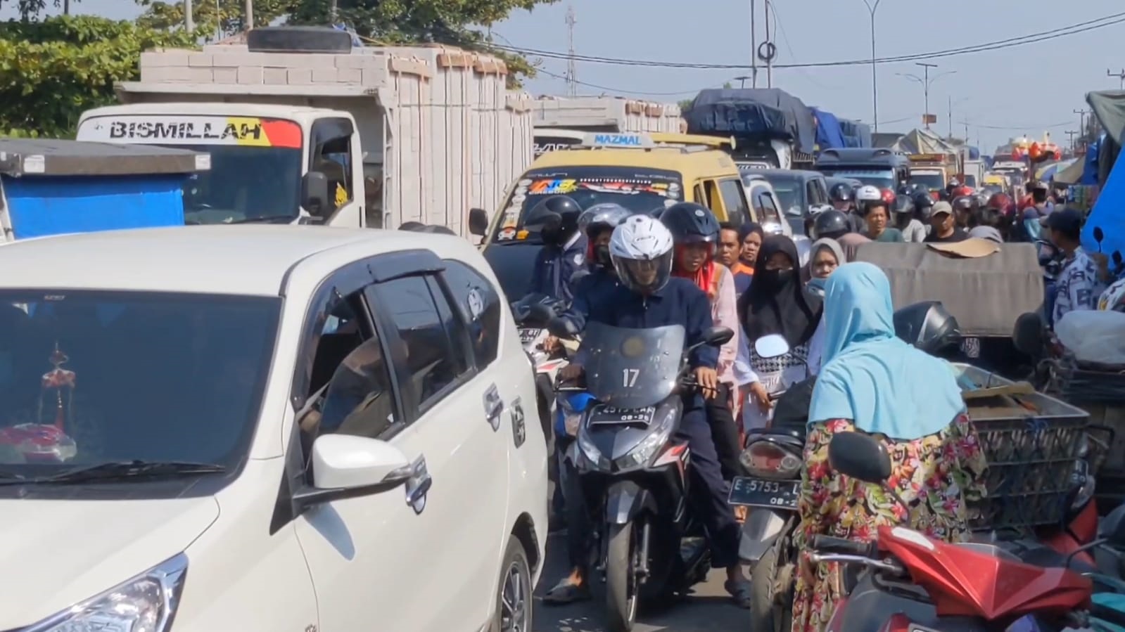 Kemacetan di Pasar Tegalgubug Dianggap Biasa, Warga: Terpaksa Buat Cari Rezeki