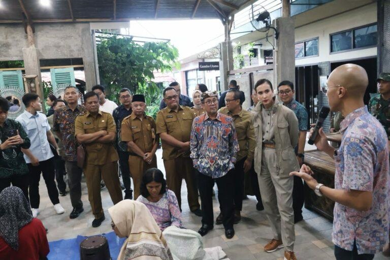 Menpar Tinjau Batik Trusmi, Bupati Imron Minta Dukungan Pengembangan Wisata