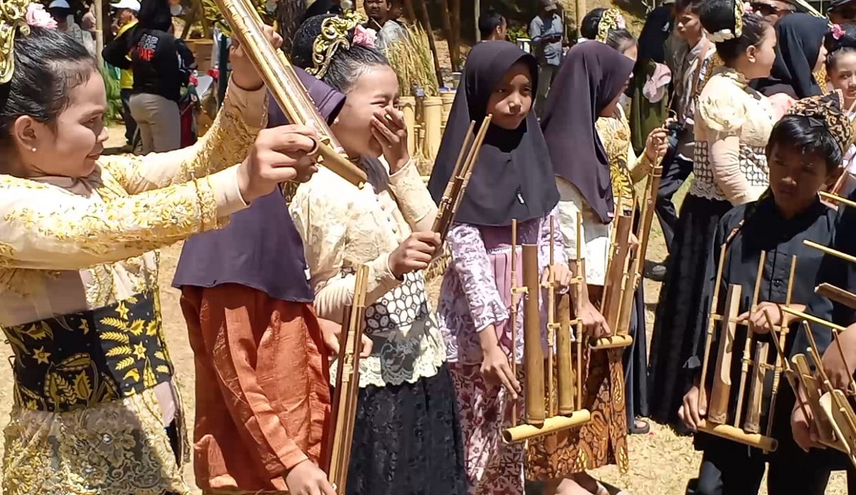 Kolosal 1001 Angklung Hanyutkan Suasana, Desa Cibuntu Miliki Angklung Pusaka