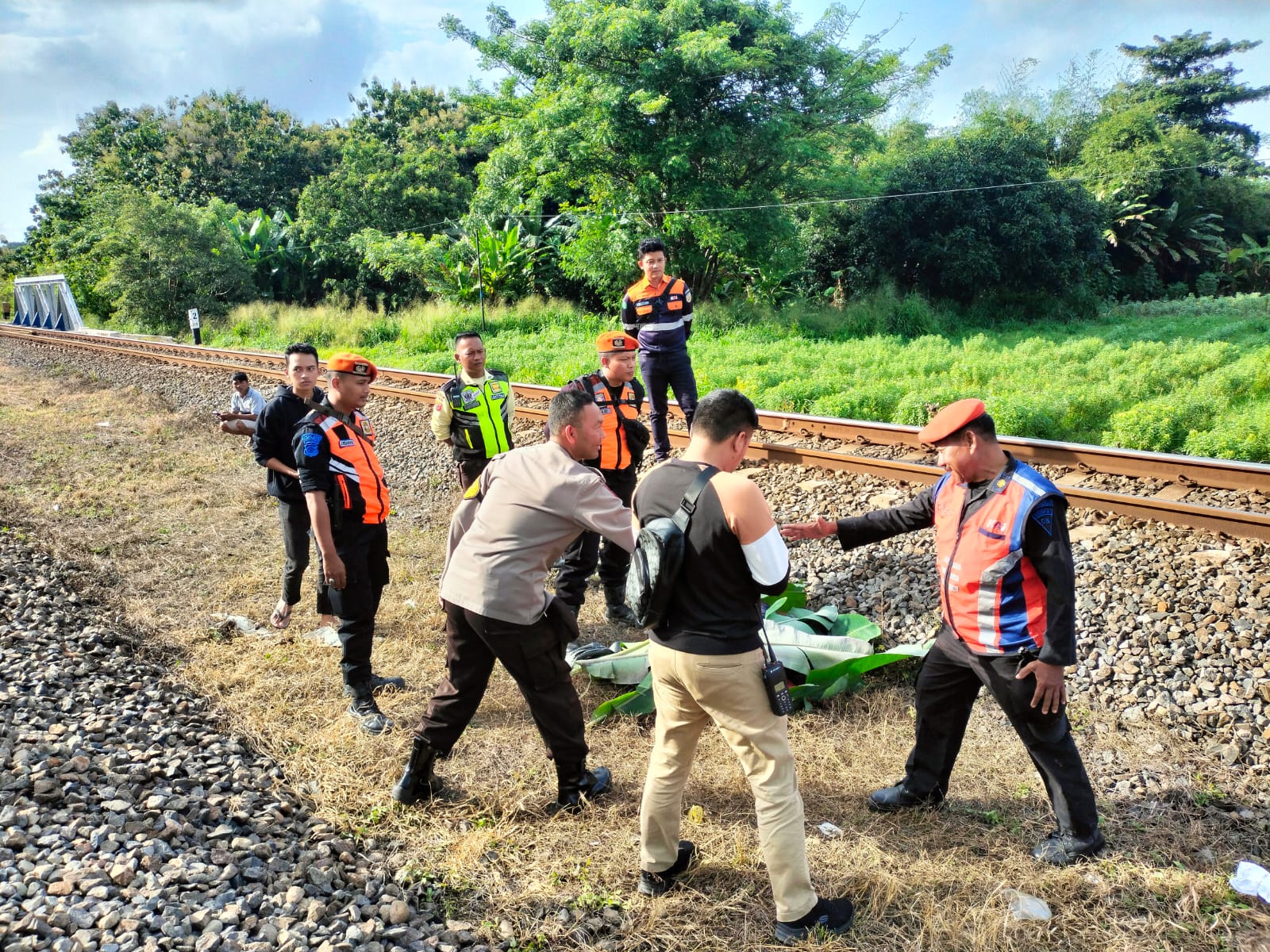 Sesosok Mayat Pria Tergeletak di Rel KA Cirebon, Diduga Korban Tersambar Kereta Bangunkarta