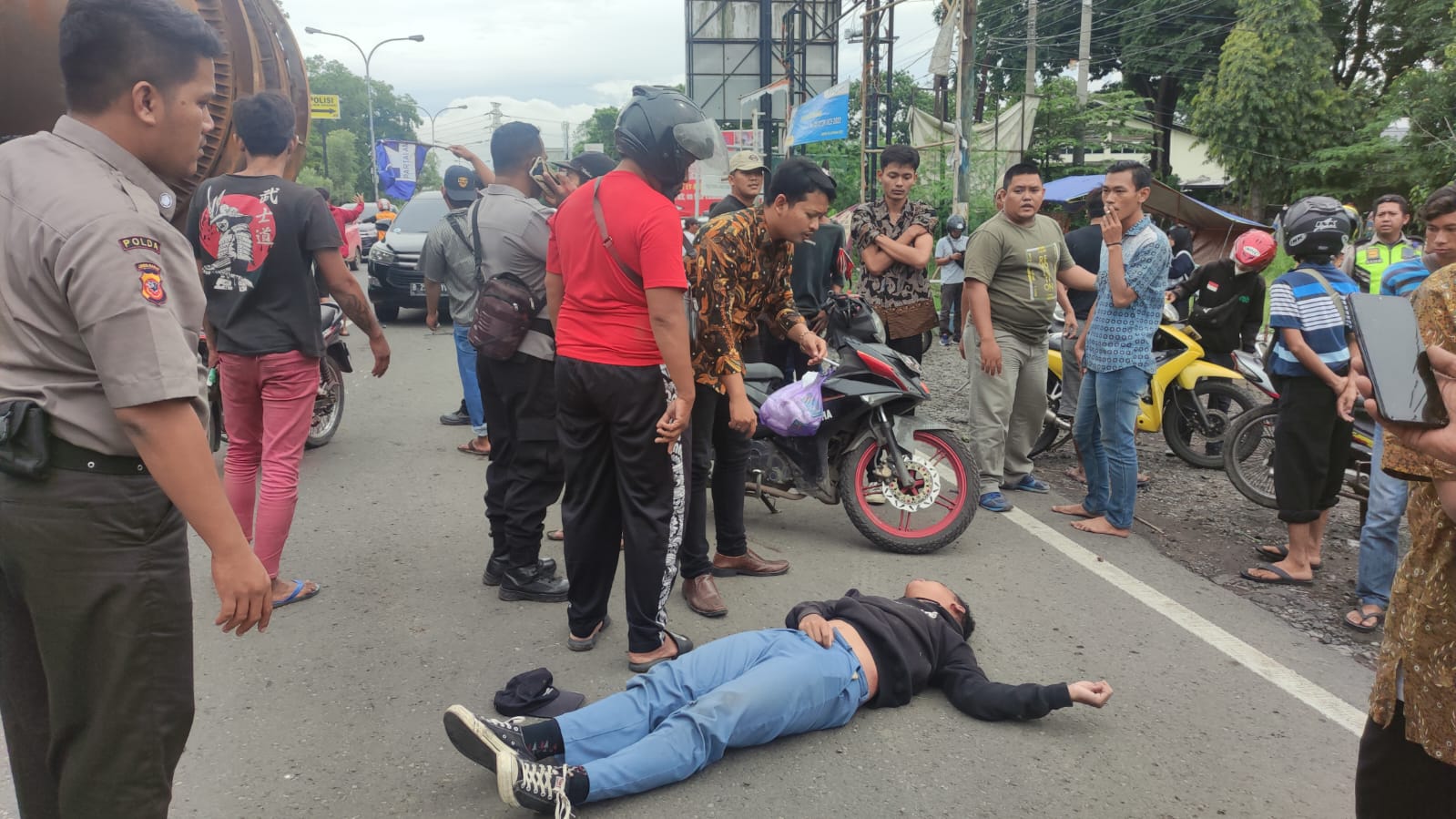 BREAKING NEWS: Tawuran Pelajar Kota Cirebon Hari Ini, Pelajar Dibacok, Warga Ditabrak 