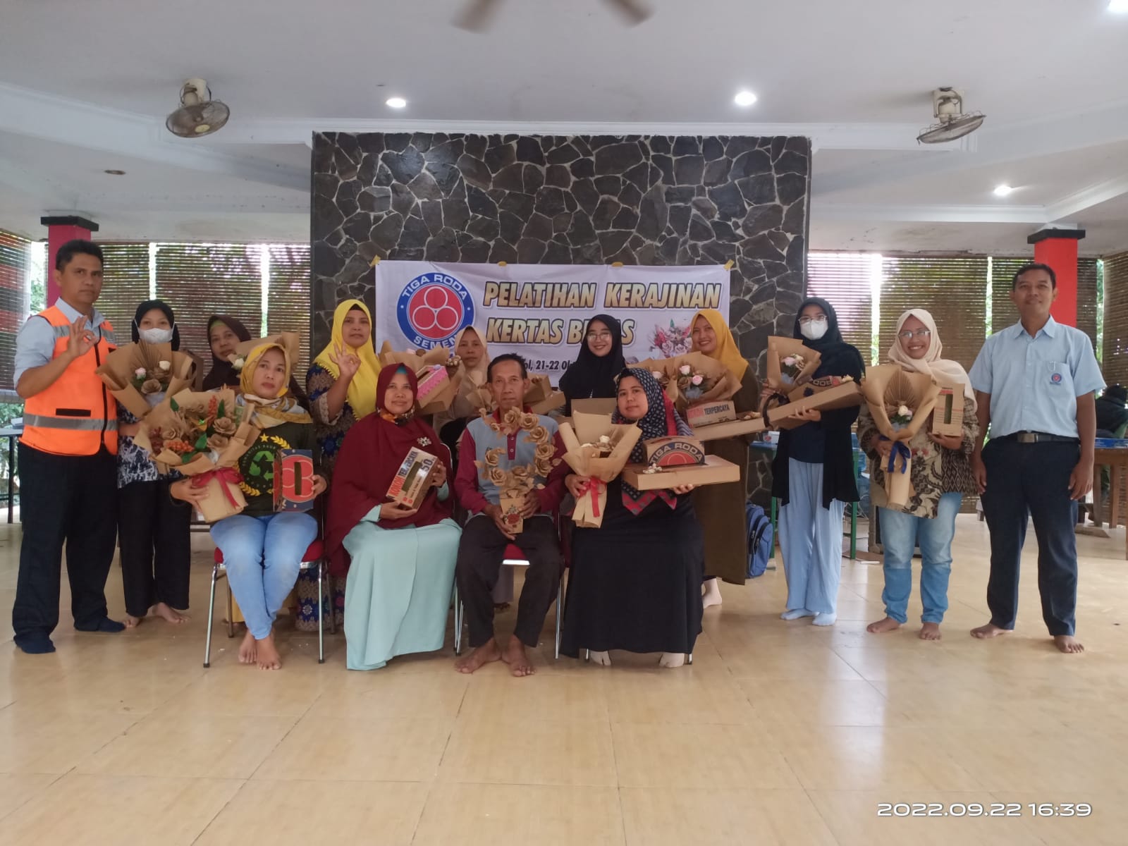 CSR Indocement  Cirebon Latih Bank Sampah Desa Binaan Tentang Kerajinan dari Kertas Bekas