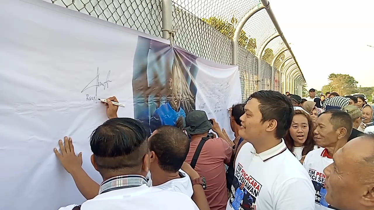 Beri Dukungan Moril Kepada Pegi Setiawan, Puluhan Warga Sampaikan Petisi di Flyover Talun