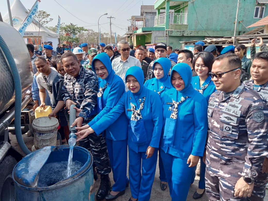 HUT Ke-78 TNI AL, Puspomal dan Lanal Cirebon Gelar Bakti Sosial Bagikan Paket Sembako dan Air Bersih