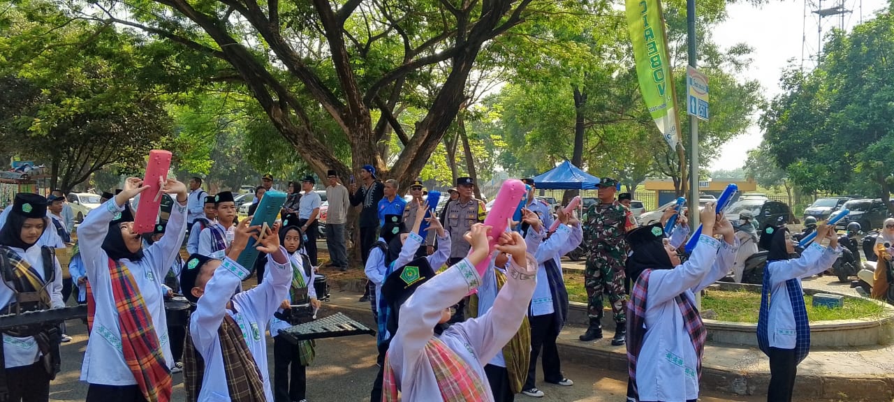 Babinsa Sunyaragi dan Bhabinkamtibmas Monitoring Pawai Ta’aruf MTQ ke-57 Kota Cirebon