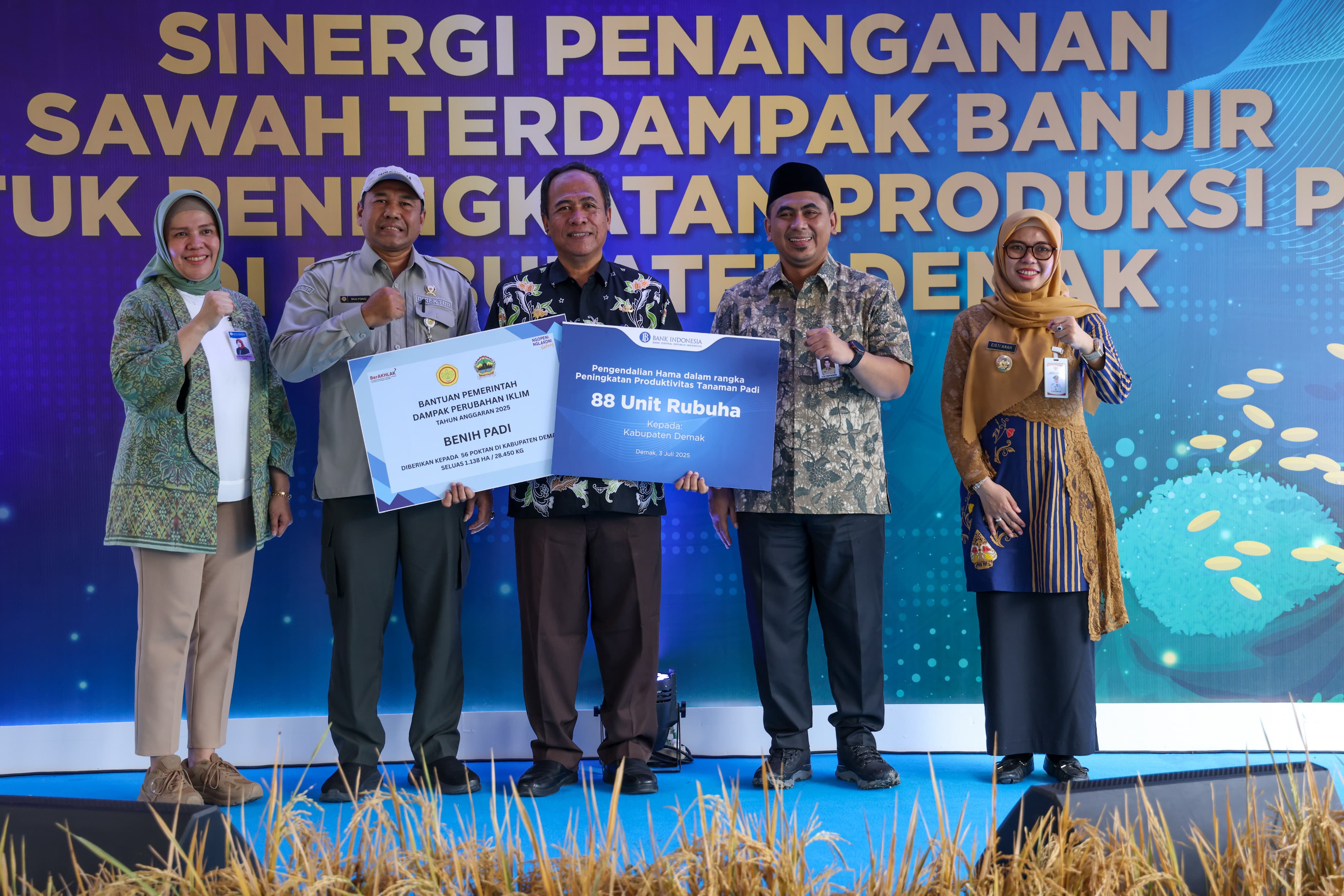 Tepati Janji, Taj Yasin Salurkan 28 Ton Benih Padi untuk Petani Terdampak Banjir Demak