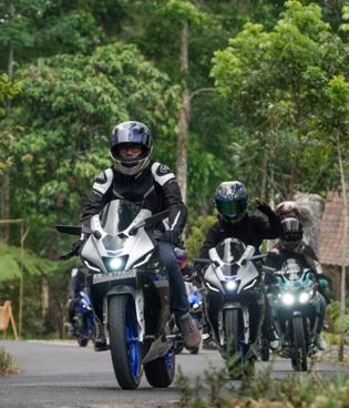 All New R15 Connected Series Makin Diminati Gen Z, Ikut bLU cRU Riding Experience Tambah Pengalaman Berkendara