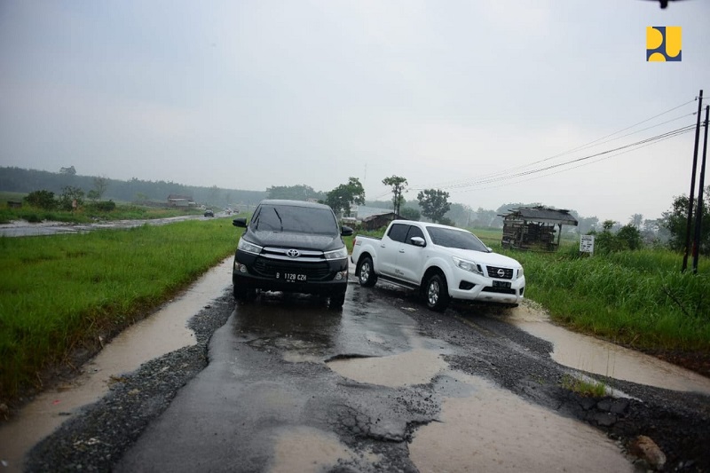 Instruksi Presiden Jokowi, Kementerian PUPR Ambil Alih Perbaikan Jalan di Lampung