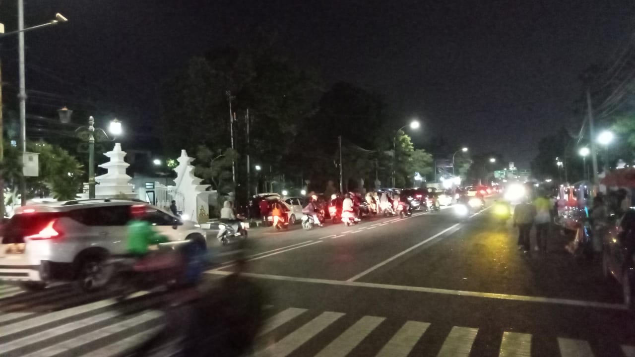 Suasana Malam Tahun Baru di Kota Cirebon, Jl dr Cipto Lengang, Warga Padati Jl Kartini - Siliwangi