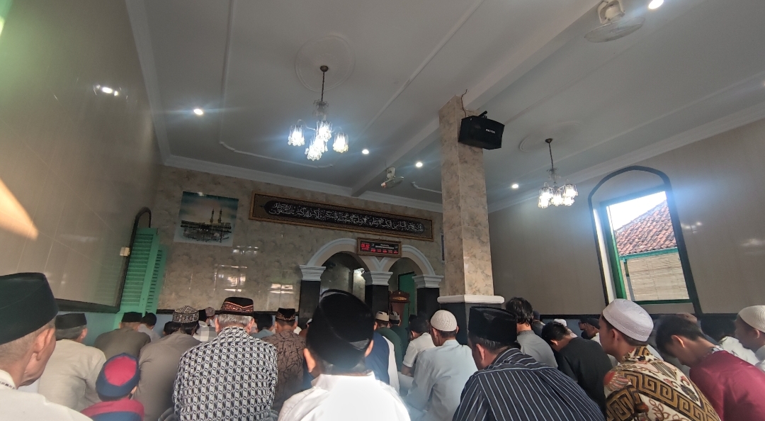 Suasana Salat Id di Masjid Sirojurrosyidin Ath Thohiriyah Kuningan, Khotib Berpesan Begini