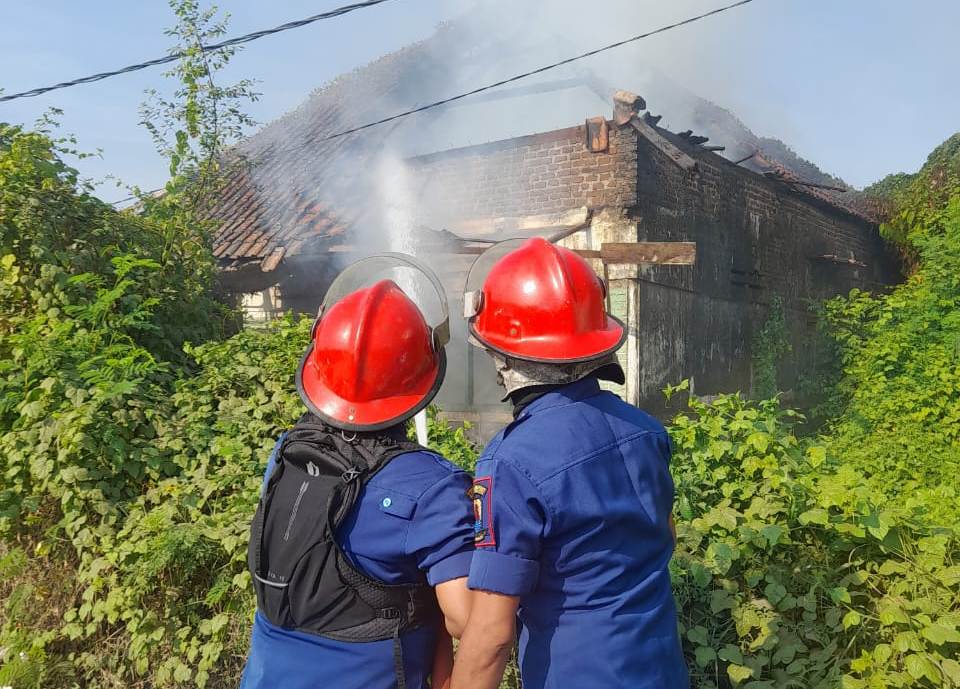 Rumah Kosong di Kasugengan Lor Terbakar, Diduga Akibat Puntung Rokok yang Dibuang Sembarangan