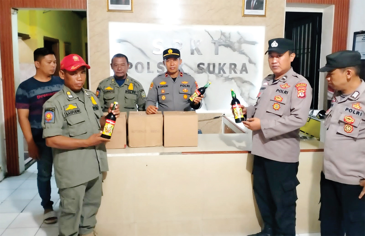 Polsek Sukra Amankan Puluhan Botol Miras Jelang Masa Tenang Pilwu Indramayu 2025