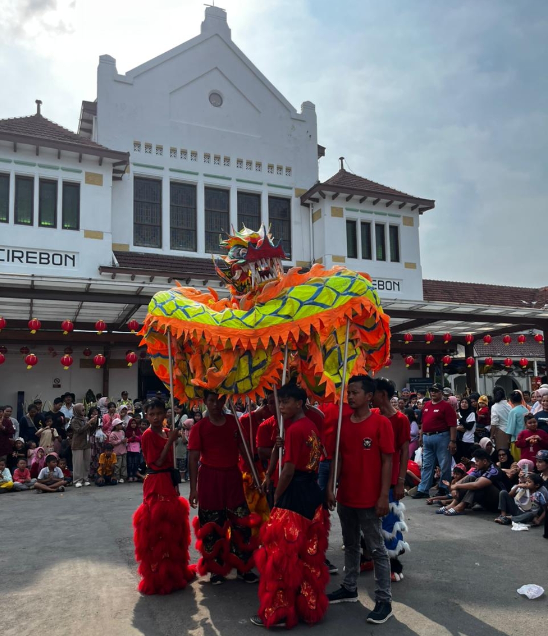 Imlek 2577 di Stasiun Cirebon, KAI Bagi Souvenir dan Upgrade Gratis ke Eksekutif