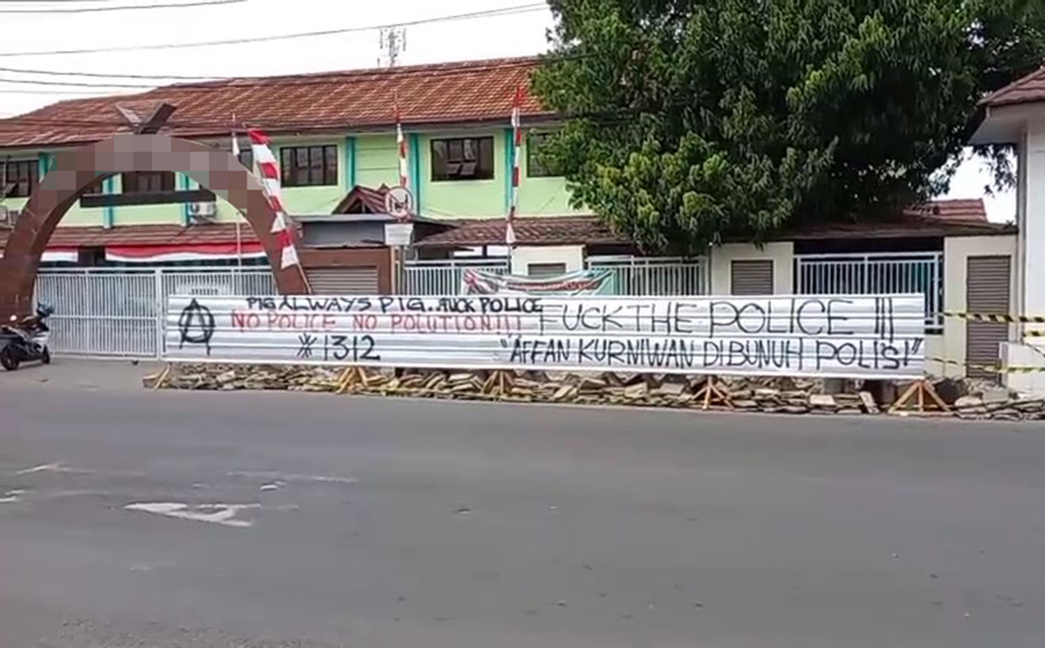 Vandalisme Bernada Hujatan kepada Kepolisian dan DPR 'Hiasi' Kota Cirebon 