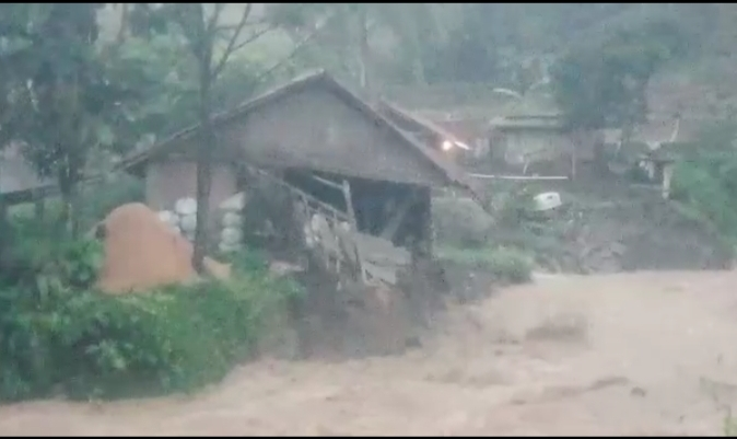 Detik-detik Pabrik Penggilingan Padi di Kuningan Ambruk Setelah 2 Kali Dihantam Banjir