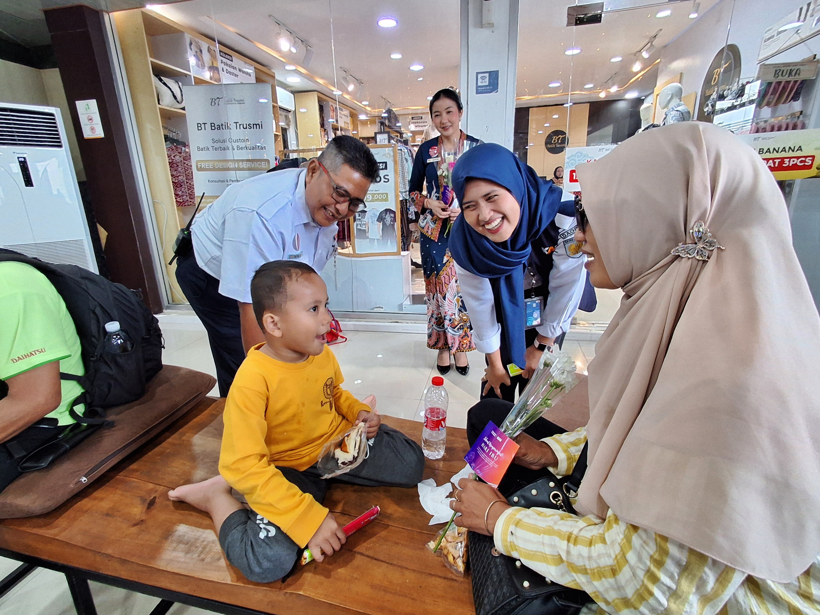 Penumpang Kereta Terkejut, KAI Daop 3 Cirebon Bagi Bunga dan Cokelat di Hari Ibu