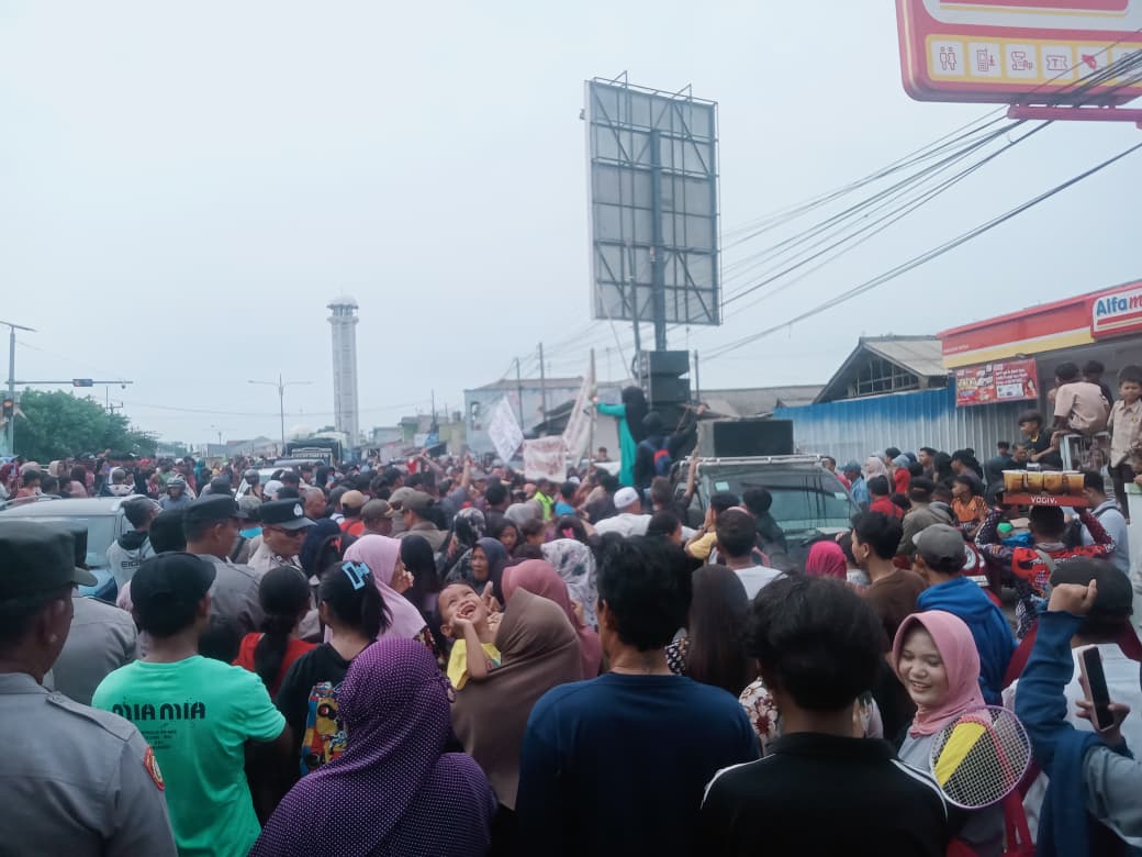 Ribuan Warga Eretan Wetan Demo Tuntut Janji Bupati Lucky Hakim: 'Kami Tak Mau Kebanjiran Lagi!