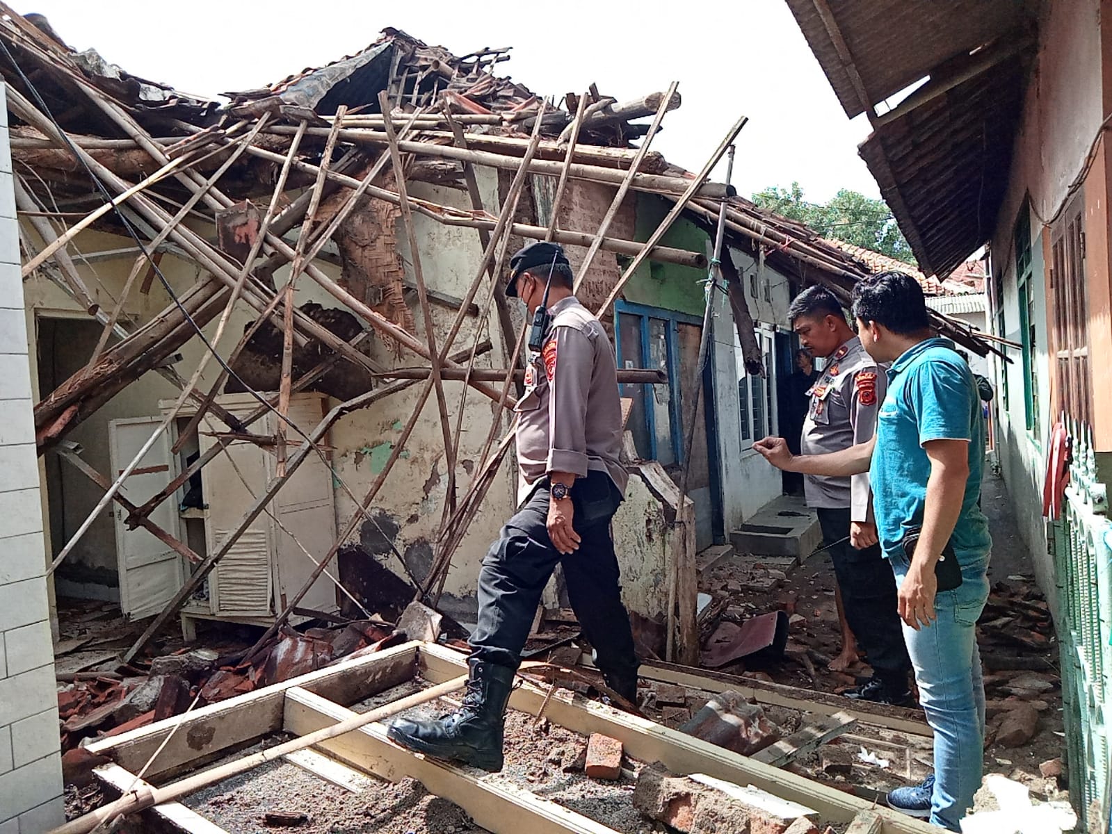 Dampak Hujan Deras di Kota Cirebon, Rumah Ambruk di Kriyan Barat