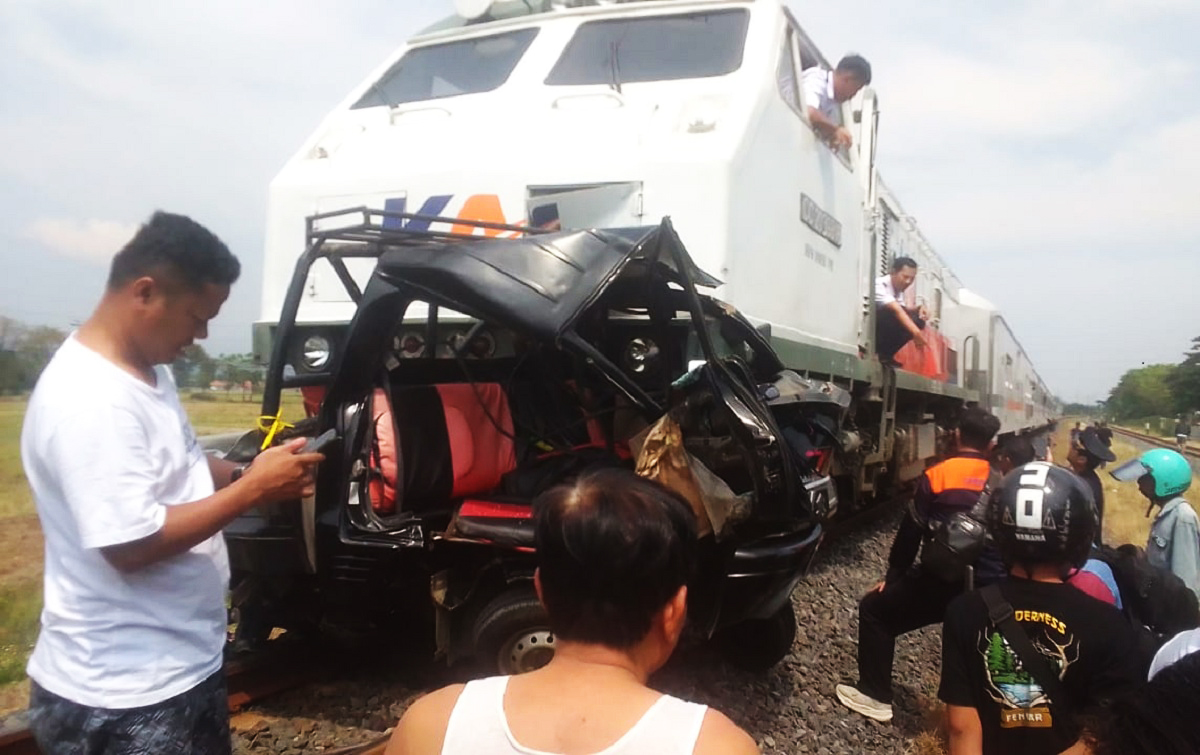 BREAKING NEWS: Mobil Pikap Tertabrak Kereta Api di Cirebon, 2 Orang Meninggal