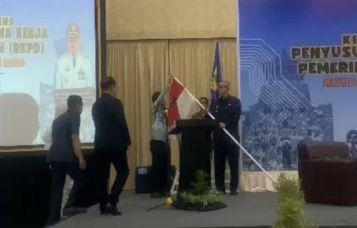 Viral Pj Walikota Cirebon Tiba-tiba Ganti Bendera Merah Putih saat Pidato